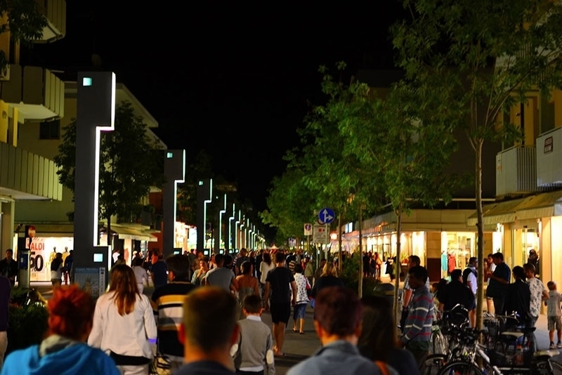 12. Siamo a 5 minuti dal viale pedonale centrale - agenzia ATLANTIDE