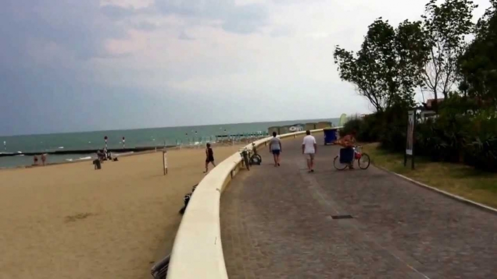 STRANDPROMENADE FUSSGAENGER VORNE WOHNUNGEN - agentur ATLANTIDE