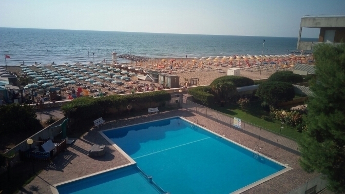 DIE GROESSE WOHNUNGEN HABEN DER BLICK VOM BALKON AUF DAS SCHWIMMBAD - agentur ATLANTIDE